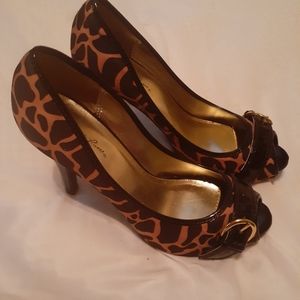 Charlotte Russe (8). Open toe 5" heel, Lepord print blk patent leather gold buck